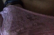 30 éves csajszi masztija az ágyban